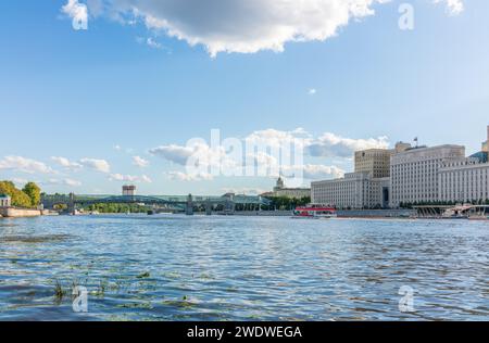 Mosca, Russia - 30 luglio 2022: Veduta del Ministero della difesa della Federazione Russa e dell'embakment del fiume Mosca. Traduzione dell'iscrizione - mi Foto Stock