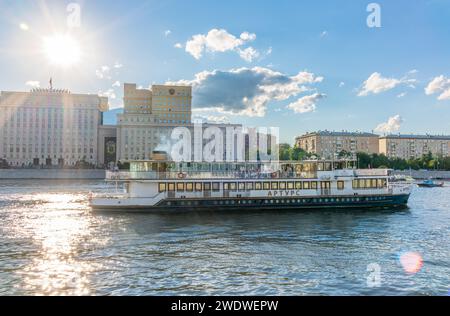 Mosca, Russia - 30 luglio 2022: Veduta del Ministero della difesa della Federazione Russa e dell'embakment del fiume Mosca. Traduzione dell'iscrizione - mi Foto Stock