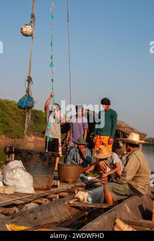 Gruppo di uomini che pesca nel fiume Mekong in Thailandia al tramonto Foto Stock