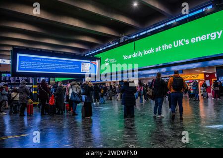 Londra, Regno Unito. 22 gennaio 2024. La folla attende l'atrio nonostante un avvertimento "non viaggiare", dato che molti treni continuano a circolare - il vento causato dalla tempesta Isha causa disagi ferroviari alle linee ferroviarie della East Coast in uscita dalla stazione di Londra Euston. Crediti: Guy Bell/Alamy Live News Foto Stock