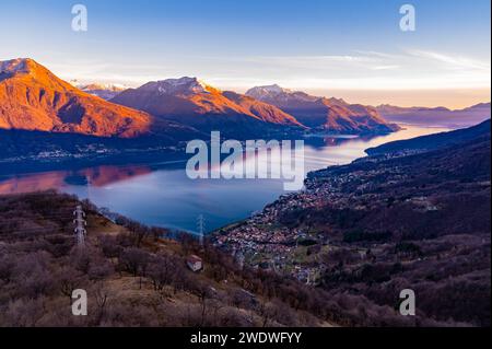 Vista sul Lago di Como in inverno, guardando a sud, da Musso, con le montagne sopra, Dervio e le cittadine che si affacciano sul lago. Foto Stock