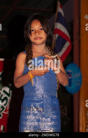 Giovane ragazza tailandese con un serpente di pitone intorno alle spalle Fotografato in Thailandia Foto Stock