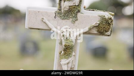 Funerale, lapide o Gesù Cristo sulla croce nel cimitero per la cerimonia della morte, la religione o il servizio commemorativo. Simbolo, sfondo o segno cristiano Foto Stock