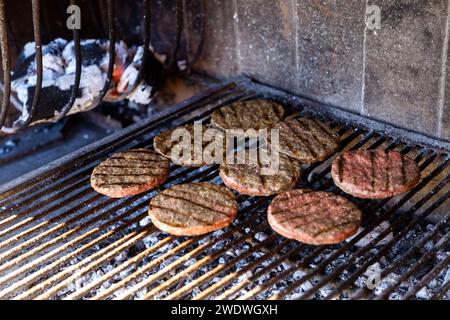 Hamburger grigliati al barbecue. Stile argentino. Foto Stock