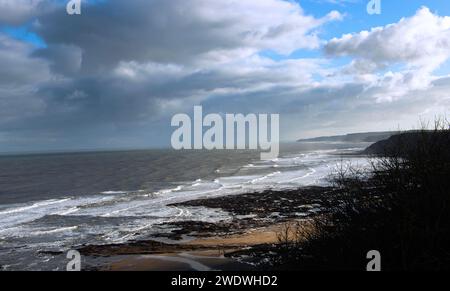 Una vista invernale che guarda lungo la costa da Scarborough verso Flamborough Head. Questo costituisce il percorso costiero che fa parte della Cleveland Way. Foto Stock