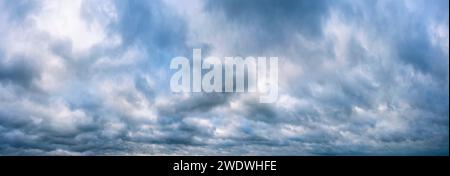 Panorama di un cielo nuvoloso prima della pioggia Foto Stock