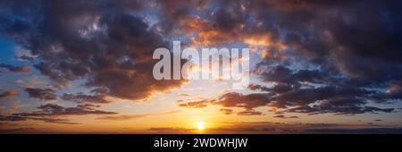 Spettacolare cielo al tramonto con nuvole. Splendido panorama naturale del cielo nuvoloso con il tramonto. Foto Stock