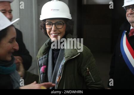 Nontron, Francia. 22 gennaio 2024. © PHOTOPQR/sud OUEST/Stéphane Klein/Sud Ouest ; Nontron ; 22/01/2024 ; visite de Rachida dati, ministre de la culture, à Nontron le 22 janvier 2024. Visite du Pôle expérimental des métiers d'art et du chantier de rénovation du château. Ritratto Rachida dati. Nonotron, Francia, 22 gennaio 2024 l'ex ministro Sarkozy Rachida dati ha nominato qui il nuovo ministro della cultura durante una visita nella Francia sud-occidentale credito: MAXPPP/Alamy Live News Foto Stock