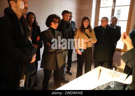 Nontron, Francia. 22 gennaio 2024. © PHOTOPQR/sud OUEST/Stéphane Klein/Sud Ouest ; Nontron ; 22/01/2024 ; visite de Rachida dati, ministre de la culture, à Nontron le 22 janvier 2024. Visite du projet 'Design des mondes ruraux' Nonotron, Francia, 22 gennaio 2024 l'ex ministro Sarkozy Rachida dati ha nominato qui il nuovo ministro della cultura durante una visita nel sud-ovest della Francia credito: MAXPPP/Alamy Live News Foto Stock