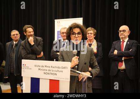 Nontron, Francia. 22 gennaio 2024. © PHOTOPQR/sud OUEST/Stéphane Klein/Sud Ouest ; Nontron ; 22/01/2024 ; visite de Rachida dati, ministre de la culture, à Nontron le 22 janvier 2024. Discours dans la salle des fêtes de Nontron. Nonotron, Francia, 22 gennaio 2024 l'ex ministro Sarkozy Rachida dati ha nominato qui il nuovo ministro della cultura durante una visita nella Francia sud-occidentale credito: MAXPPP/Alamy Live News Foto Stock