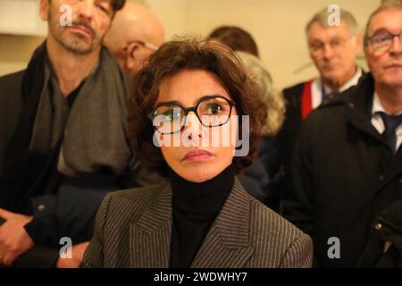 Nontron, Francia. 22 gennaio 2024. © PHOTOPQR/sud OUEST/Stéphane Klein/Sud Ouest ; Nontron ; 22/01/2024 ; visite de Rachida dati, ministre de la culture, à Nontron le 22 janvier 2024. Sito du projet 'Design des mondes ruraux' Rachida dati. Nonotron, Francia, 22 gennaio 2024 l'ex ministro Sarkozy Rachida dati ha nominato qui il nuovo ministro della cultura durante una visita nella Francia sud-occidentale credito: MAXPPP/Alamy Live News Foto Stock