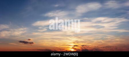 Cielo colorato al tramonto con bellissime nuvole. Sfondo naturale del paesaggio. Foto Stock