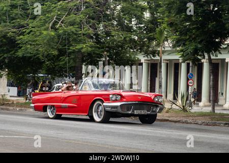 HAVANA, CUBA - 27 AGOSTO 2023: Red Ford Thunderbird 1958 cabriolet per le strade di l'Avana, Cuba per un giro turistico Foto Stock