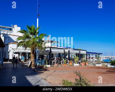 Ristoranti presso il porticciolo di Corralejo che servono pesce e cucina internazionale, Corralejo, Fuerteventura, Isole Canarie, Spagna Foto Stock