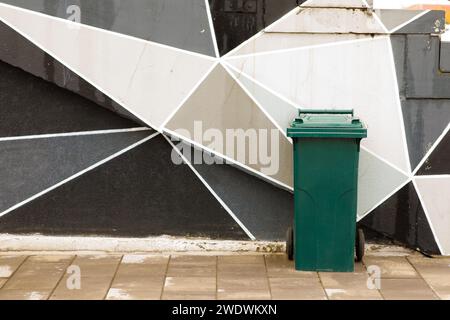 bomboletta verde vicino al muro. Foto di alta qualità Foto Stock