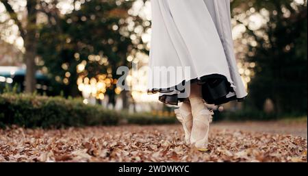 Ballerina, ballerina e pointe in natura o primo piano piedi per esibizioni di talento, giardini professionali o giapponesi. Gambe, scarpe e gonna in foglie Foto Stock