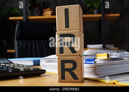 Cubi in legno con abbreviazione IRR tasso di rendimento interno. Foto Stock