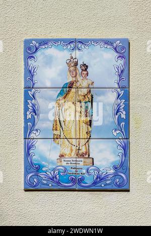 Vergine Maria su piastrelle di ceramica azulejos in una strada di Jardim do Mar, isola di Madeira, Portogallo Foto Stock