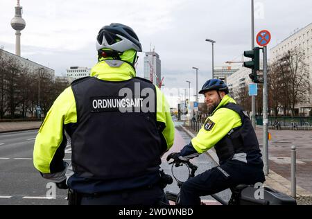 Fahrradstaffel Ordnunsgamt Berlin, 22.01.2024 - Mitarbeiter der Fahrradstaffel des Ordnungsamtes mit ihren Rädern auf einer Strasse. Die Fahrradstaffel des Ordnungsamtes Mitte Hat eine lotte von 20 Fahrrädern zur Verfügung. Berlin Berlin Deutschland *** Fahrradstaffel Ordnunsgamt Berlin, 22 01 2024 dipendenti dello squadrone di biciclette dell'ufficio dell'ordine pubblico con le loro biciclette su strada lo squadrone di biciclette dell'ufficio dell'ordine pubblico Mitte dispone di una flotta di 20 biciclette Berlino Germania Foto Stock