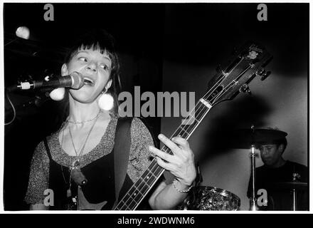 Isabel Monteiro della band Drugstore all'Università di Cardiff, Galles, Regno Unito, il 17 febbraio 1995. Foto: Rob Watkins. INFO: Drugstore, un gruppo alternative rock britannico formatosi negli anni '90, era guidato dalla cantante Isabel Monteiro. Con un suono sognante e infuso di shoegaze, i loro album come "White Magic for Lovers" hanno catturato un'atmosfera sonica unica. Foto Stock