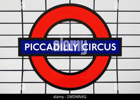 Cartello della stazione della metropolitana di Piccadilly Circus. Londra, Regno Unito Foto Stock