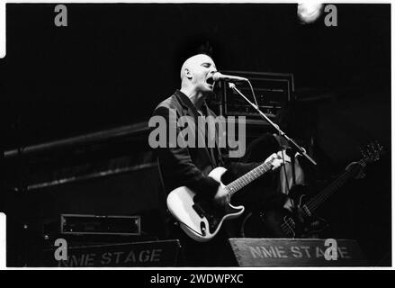 THE BOO RADLEYS, GLASTONBURY 1995: Singer Sice – vero nome Simon Rowbottom – della band The Boo Radleys sul NME Stage al Glastonbury Festival, Pilton, Inghilterra, il 24 giugno 1995. Foto: ROB WATKINS. INFO: The Boo Radleys, un gruppo musicale alternative rock britannico formatosi alla fine degli anni '80, fondeva shoegaze e Dream pop. Con successi come "Wake Up Boo!" E album come "Giant Steps", hanno lasciato un segno indelebile sulla scena musicale alternativa degli anni '90 e sul Britpop. Foto Stock