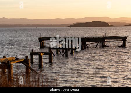 Il vecchio molo in legno di Hawkcraig Point vicino ad Aberdour Fife Scotland. Foto Stock