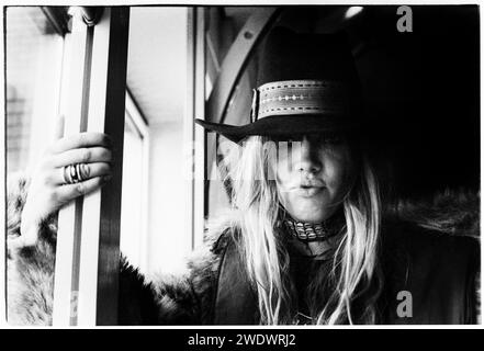 Jennifer Herrema della band americana Royal Trux ha fotografato il backstage all'Università di Cardiff il 1 giugno 1995. Foto: Rob Watkins. INFO: I Royal Trux, un gruppo alternative rock americano formatosi alla fine degli anni '80, hanno spinto i confini musicali. I loro album come "Twin Infinitives" mostravano un suono crudo e sperimentale, mescolando il noise rock e il blues. Il loro approccio non ortodosso ha lasciato un'impronta influente sulle scene alternative e indie. Foto Stock