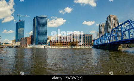 Vista panoramica del centro di Grand Rapids, del Michigan e del Grand River Foto Stock