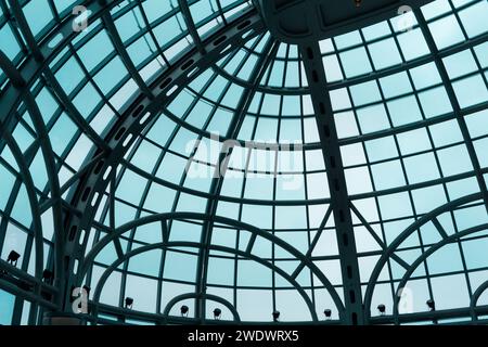 Soffitto a cupola in vetro con struttura metallica nella hall di un centro commerciale a Niagara, Canada Foto Stock