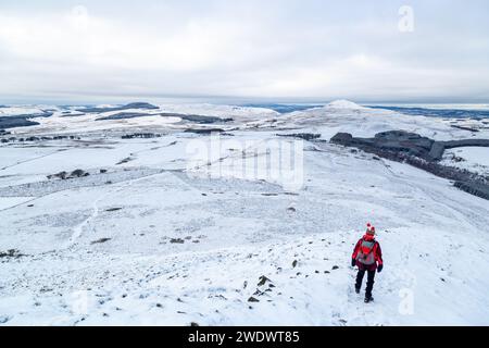 Un camminatore che parte da East Lomond in direzione di West Lomond, Fife, Scozia Foto Stock