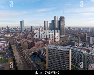 Foto aerea che mostra Kelso Place e Timber Wharf con linea ferroviaria su Mancunian Way, Castlefield e New Jackson con il centro di Manchester alle spalle Foto Stock