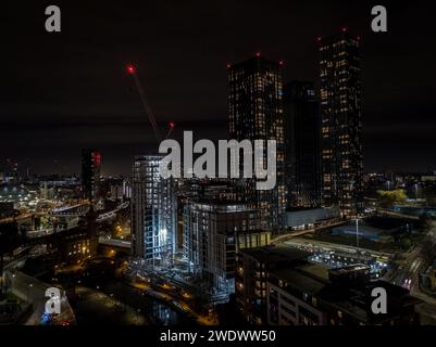 Foto aerea di Castle Wharf in costruzione e delle torri di Deansgate Square nel centro di Manchester, Regno Unito, scattata di notte Foto Stock