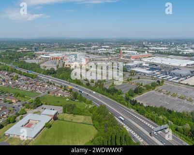Fotografia aerea del Trafford Centre, Manchester, Regno Unito, con parcheggi vuoti e autostrada M60 durante la pandemia di Covid Foto Stock
