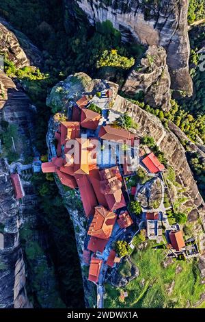 Vista dall'alto del monastero del grande Meteorone ("Megalo Meteoro"), Meteora, Trikala, Tessaglia, Grecia. Foto Stock