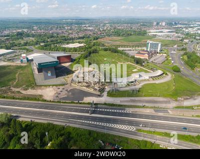 Fotografia aerea di Chill Factore a Beyond, Dino Falls Adventure Golf e American Golf con Manchester, Regno Unito in lontananza Foto Stock