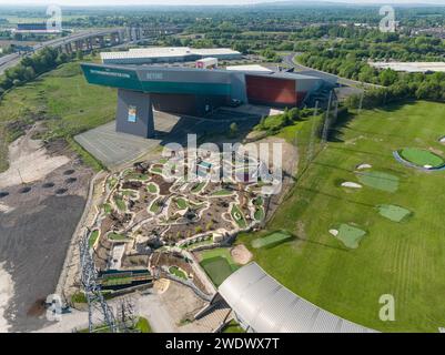 Fotografia aerea di Chill Factore at Beyond, Dino Falls Adventure Golf e American Golf at TraffordCity / Trafford Centre, Manchester, Regno Unito Foto Stock