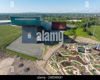 Fotografia aerea di Chill Factore at Beyond, Dino Falls Adventure Golf e American Golf at TraffordCity / Trafford Centre, Manchester, Regno Unito Foto Stock