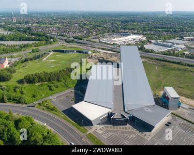 Fotografia aerea di Chill Factore at Beyond, Dino Falls Adventure Golf e American Golf con Trafford Retail Park, Manchester, Regno Unito in lontananza Foto Stock