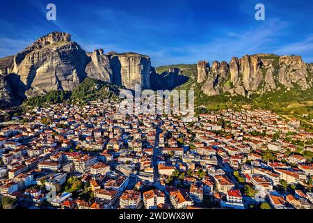 Kalambaka e le rocce di Meteora. Trikala, Tessaglia, Grecia. Meteora è stata dichiarata patrimonio dell'umanità dall'UNESCO. Foto Stock