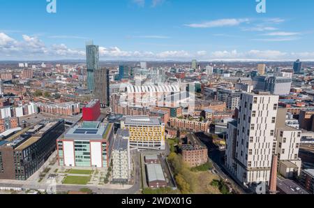 Immagine aerea panoramica della Beetham Tower, First Street, AXIS, Manchester Central e il più ampio centro di Manchester con i Pennines in lontananza Foto Stock