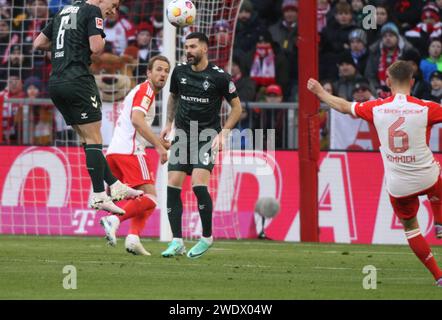 MONACO, Germania. , . #3 Anthony JUNG e #6 Jens TAPPA di Brema contro Joshua KIMMICH e Harry KANE del Bayern durante la partita di Bundesliga Football tra FC Bayern Muenchen e SV WERDER BREMA all'Allianz Arena di Monaco di Baviera il 21. Gennaio 2024, Germania. DFL, Fussball, 0:1, (foto e copyright @ ATP Images/Arthur THILL (THILL Arthur/ATP/SPP) credito: SPP Sport Press Photo. /Alamy Live News Foto Stock