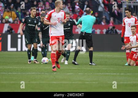 MONACO, Germania. , . Cartellino giallo per Joshua KIMMICH del Bayern dall'arbitro Marco FRITZ, TAPPA n. 6 Jens del Werder Brema, durante la partita di Bundesliga Football tra FC Bayern Muenchen e SV WERDER BREMA all'Allianz Arena di Monaco di Baviera il 21. Gennaio 2024, Germania. DFL, Fussball, 0:1, (foto e copyright @ ATP Images/Arthur THILL (THILL Arthur/ATP/SPP) credito: SPP Sport Press Photo. /Alamy Live News Foto Stock