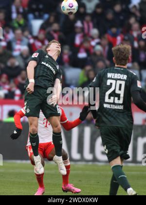 MONACO, Germania. , . Testa a palla per il PALCO n. 6 di Jens durante la partita di calcio della Bundesliga tra l'FC Bayern Muenchen e il SV WERDER BREMEN all'Allianz Arena di Monaco il 21. Gennaio 2024, Germania. DFL, Fussball, 0:1, (foto e copyright @ ATP Images/Arthur THILL (THILL Arthur/ATP/SPP) credito: SPP Sport Press Photo. /Alamy Live News Foto Stock