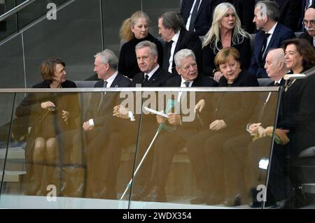 Eva Luise Köhler, Horst Köhler, Christian Wulff, Günter Netzer, Joachim Gauck, Angela Merkel, Elvira Lang Netzer, Hermann Parzinger und Daniel Barenboim beim Trauerstaatsakt für den verstorbenen Bundestagspräsidenten A. D. Wolfgang Schäuble im Plenarsaal des Deutschen Bundestages. Berlin, 22.01.2024 *** Eva Luise Köhler, Horst Köhler, Christian Wulff, Günter Netzer, Joachim Gauck, Angela Merkel, Elvira Lang Netzer, Hermann Parzinger e Daniel Barenboim in lutto per il defunto ex presidente del Bundestag Wolfgang Schäuble nella camera plenaria del Bundestag tedesco di Berlino, 22 01 2 Foto Stock