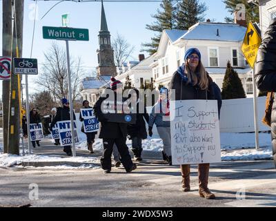 Newton, Massachusetts, USA. 22 gennaio 2024. Gli insegnanti della scuola pubblica di Newton rimangono in sciopero, dopo aver lavorato senza contratto per cinque mesi. Stanno cercando migliori condizioni di lavoro, una retribuzione più equa per gli ausili didattici e i terapisti, e più risorse comportamentali nelle loro scuole. (Immagine di credito: © sue Dorfman/ZUMA Press Wire) SOLO USO EDITORIALE! Non per USO commerciale! Crediti: ZUMA Press, Inc./Alamy Live News Foto Stock