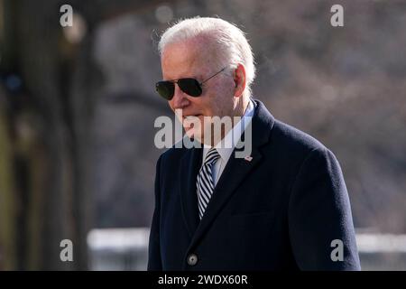 Washington, Stati Uniti. 22 gennaio 2024. Il presidente Joe Biden cammina attraverso il South Lawn della Casa Bianca dopo essere tornato da un viaggio di fine settimana in Delaware lunedì 22 gennaio 2024. Foto di Bonnie Cash, credito: UPI/Alamy Live News Foto Stock