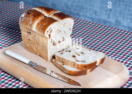 Regno Unito, Bristol: Un pane fresco da 400 g Hot Cross Bun Loaf. La pagnotta speziata fruttata è smaltata e decorata con una croce. Una tradizionale delizia pasquale Foto Stock