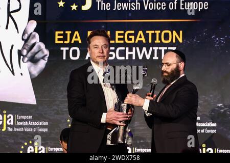 Cracovia, Polonia. 22 gennaio 2024. Elon Musk, proprietario di Tesla e della piattaforma X (precedentemente Twitter), riceve la statuetta "Never Again" dal presidente dell'EJA Rabbi Menachem Margolin, durante un simposio sulla lotta all'antisemitismo dal titolo "Never Again : Lip Service or Deep Conversation" a Cracovia, in Polonia, il 22 gennaio 2024. Musk, che è stato invitato in Polonia dall'Associazione ebraica europea (EJA) ha visitato il campo di concentramento di Auschwitz-Birkenau all'inizio di quel giorno, in vista della giornata internazionale della memoria dell'Olocausto. Crediti: ZUMA Press, Inc./Alamy Live News Foto Stock