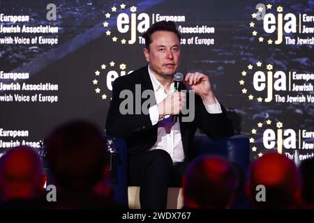 Cracovia, Polonia. 22 gennaio 2024. Elon Musk, proprietario di Tesla e della piattaforma X (precedentemente Twitter), parla durante un simposio sulla lotta all'antisemitismo dal titolo "Never Again : Lip Service or Deep Conversation" a Cracovia, in Polonia, il 22 gennaio 2024. Musk, che è stato invitato in Polonia dall'Associazione ebraica europea (EJA) ha visitato il campo di concentramento di Auschwitz-Birkenau all'inizio di quel giorno, in vista della giornata internazionale della memoria dell'Olocausto. Crediti: ZUMA Press, Inc./Alamy Live News Foto Stock